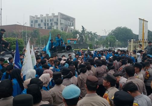Kabut Asap Pekat, Mahasiswa Gelar Unjuk Rasa ke Kantor Gubernur Riau